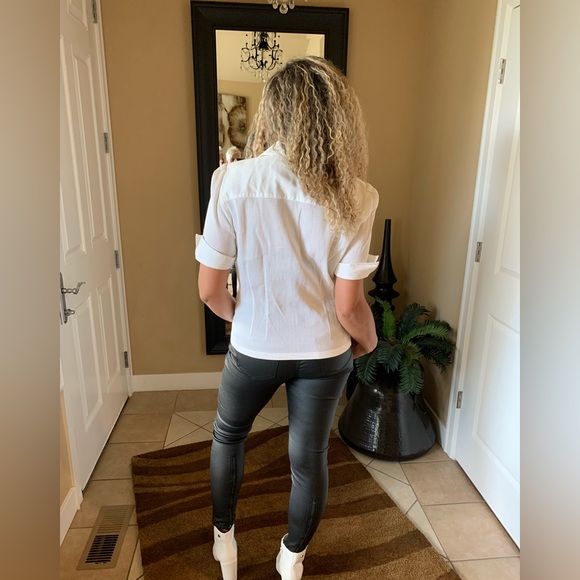 LN AKRIS PUNTO 5 BUTTON DOWN BLOUSE. NOTCHED SHORT SLEEVES & COLLAR. - Picture 3 of 4